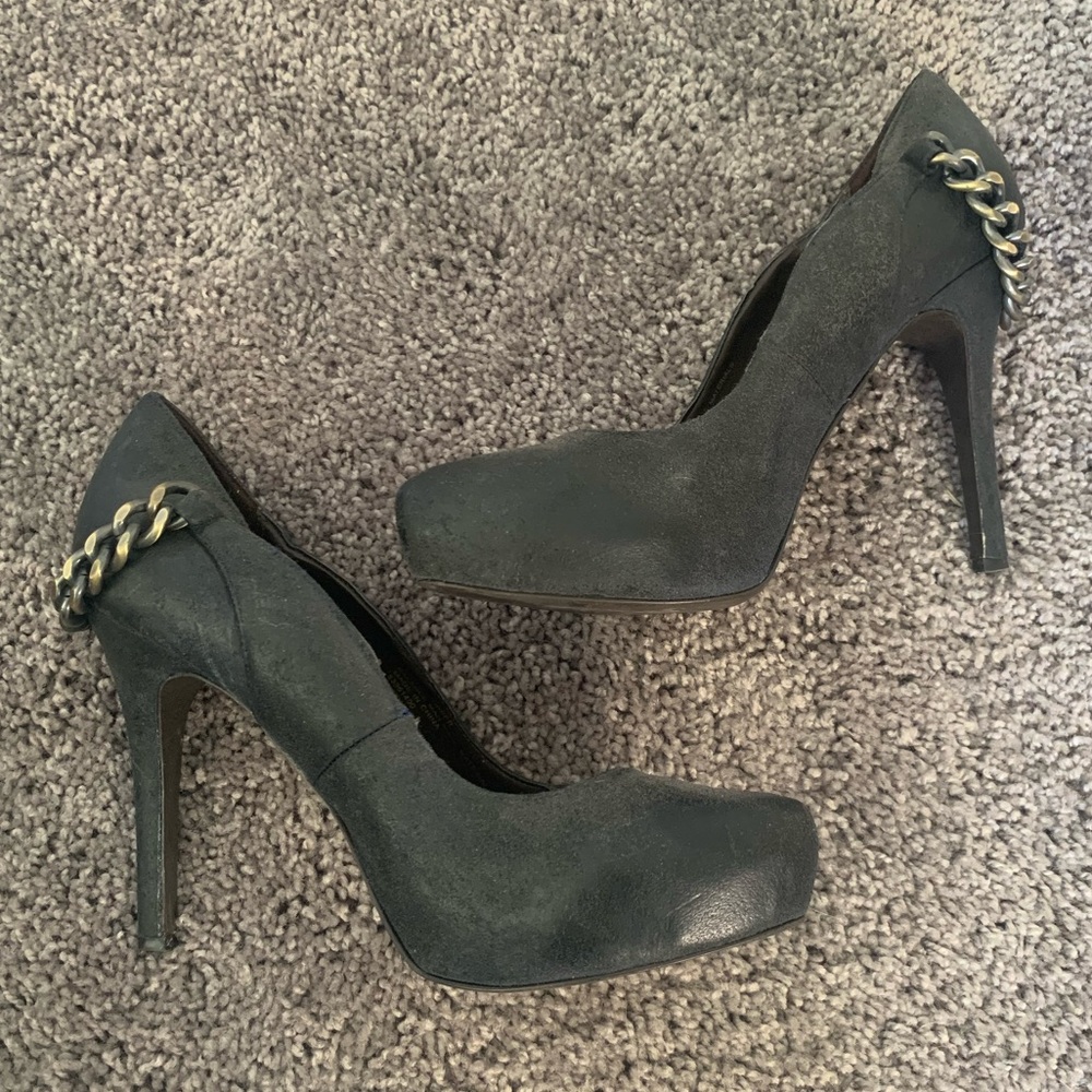Fergie dark grey/black heels with chain